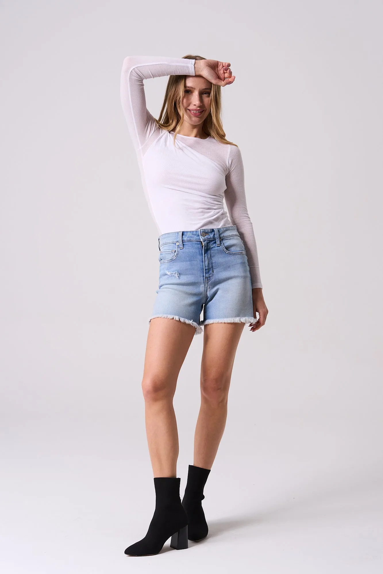 ULTRA STRETCH HIGH RISE SHORTS WITH FRAYED HEM IN LIGHT WASH  / SP-S7574L